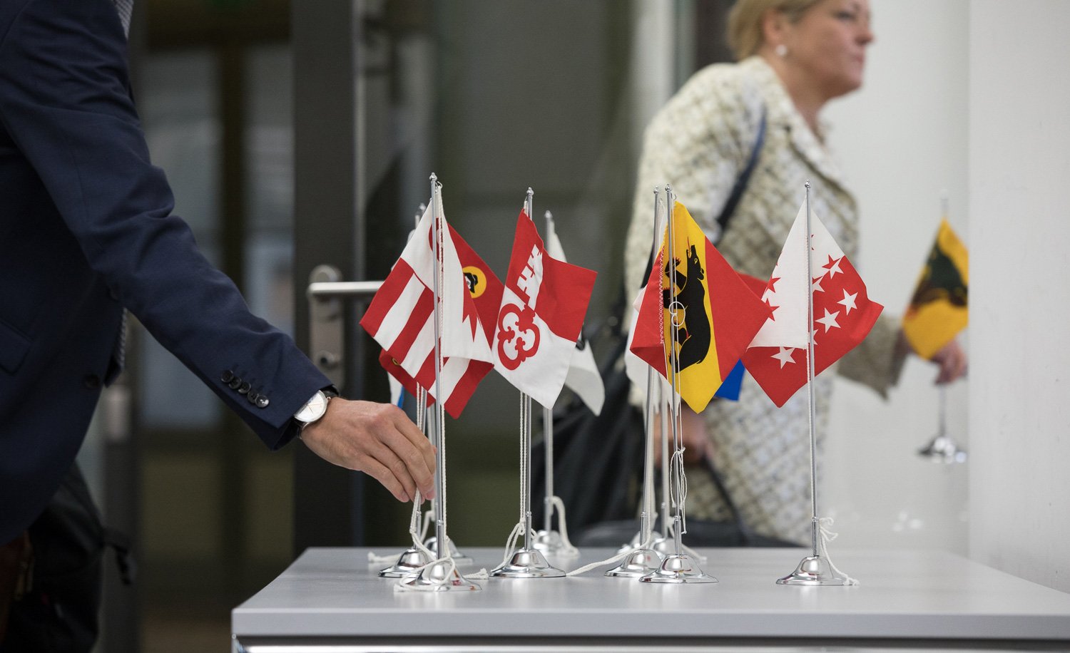 Haus der Kantone Haus der Kantone, Konferenz, Person hält Kantonsfahne